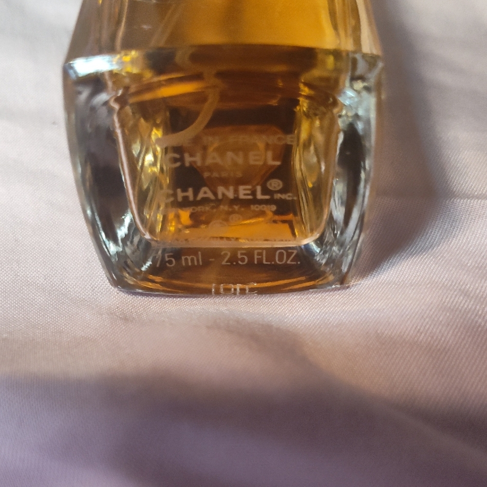 CHANEL N°22 with Black Cap and Clear Bottle - Picture 3 of 4